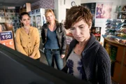 Olivia Fareedi (Nilam Farooq, l.), Ina Zimmermann (Melanie Marschke, M.) und Grit Seiler (Sylvana Krappatsch, r.)