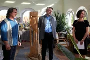 Kommissar Stadler (Dieter Fischer, M.) konfrontiert Bernd Degenhard (Sebastian Goder, l.) und Feline Steinheim (Julia Schmalbrock) mit der Tatsache, dass ihr Alibi geplatzt ist.