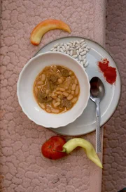 Das Bohnengericht Gravče ist für die Roma eine Suppe und für manche Mazedonier eine Art Auflauf.