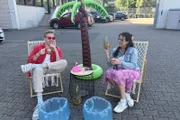 Reporterin Dana Céline Koop und Reporter Jan Quick stellen sich einer besonderen Challenge: Zwei Nächte Urlaub mit allem Drum und Dran, aber nur 200 Euro Budget pro Person!