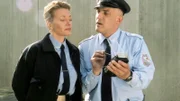 Brock (Leon Boden) demonstriert der neuen Direktorin Baal (Karen Boehne) die Technik zur Überwachung der Insassinnen.