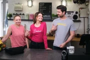 Britta (Tabea Heynig, M.) fängt sich mit ihrer Neuerungsidee eine chefmäßige Absage von Paco (Milos Vukovic) ein. Links Ronja (Theresa Traser)