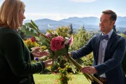 Kulturdezernent Dr. Frank Baumgartner (Oliver Bürgin, r.) entschuldigt sich bei Marie Hofer (Karin Thaler, l.) dafür, dass er sie ungefragt für die Organisation des städtischen Kulturpreises eingespannt hat.