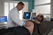 Dr. Rolf Kaminski (Udo Schenk, li.) hat seine liebe Not mit dem ungeduldigen Dieter Habermann (Matthias Brenner, re.). Dieter sorgt sich um seine Frau, die seit Jahren an MS leidet und sich nun das Handgelenk gebrochen hat. Da er sich aufopferungsvoll um sie kümmert, drückt er seine Schmerzen zur Seite.