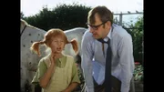 Pippi Langstrumpf (Inger Nilsson) zeigt dem abgekämpften Papa von Tommy und Annika nochmals, wie man Wurfpfeile ins Schwarze bringt.