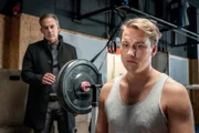 Jan Maybach (Marco Girnth, l.) berichtet Lars Daume (Christopher Vantis, r.) von dem Mord an seinem ehemaligen Klassenkameraden und dem Anschlag auf seine Klassenkameradin. Ist er der nächste auf der Liste des unbekannten Täters?