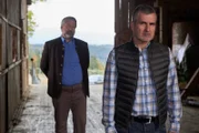Kommissar Stadler (Dieter Fischer, l.) konfrontiert Jakob Ischl (Matthias Christian Rehrl, r.) mit der Tatsache, dass dessen Frau eine Affäre mit dem ermordeten Jungbauern hatte. Ob Ischl davon wusste?