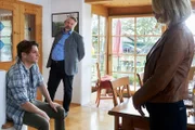 Markus Brunnlechner (Justin Mühlenhardt, l.) ist fassungslos: Gestern Abend hat er noch gemeinsam mit seiner Lebensgefährtin Conny beim Hungerbaumfest gefeiert - heute ist sie tot. Für die Kommissare Stadler (Dieter Fischer, M.) und Winter (Vanessa Eckart, r.) zählt er zum Kreis der Verdächtigen.