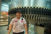 Baton Rouge, LA USA: William "Billy" Stiglets von der Baton Rouge Coca-Cola Bottling Company bedient eine Maschine, die 800 Plastikflaschen pro Minute mit kohlensäurehaltigen Getränken füllt.
