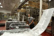 Atlanta, GA, USA: In der Sirupfabrik von Coca-Cola in Atlanta, GA, justiert Eric Atkins eine Palette mit dreilagigen Plastikbeuteln, die als Behälter für den Sirup dienen, der in Springbrunnenspendern an Orten wie Schnellrestaurants verwendet wird.