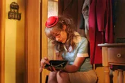 Lisa (Alexandra Neldel) packt Davids Geburtstagsgeschenk aus ... (Dieses Foto von Alexandra Neldel darf nur in Zusammenhang mit der Berichterstattung über die Serie "Verliebt in Berlin" veröffentlicht und verbreitet werden.)