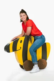 Moderatorin Laura Knöll freut sich auf eine neue Folge Tigerenten Club, dem Club zum Mitmachen mit Spielen, Spaß und spannendem Wissen.