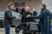 Jan Maybach (Marco Girnth, M.) und Moritz Brenner (Johannes Hendrik Langer, r.) vermuten einen Zusammenhang zwischen dem Mord in Halle und dem Mordversuch an der jungen Frau. Dr. Andreas Willhoff (Steffen Groth, l.), der ehemalige Klassenlehrer der beiden, versucht den Polizisten zu helfen.