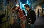 Kris Haas (Jascha Rust) ist eigentlich mit Lilly Phan zu einem Konzert verabredet, doch die hat ihn versetzt. Beim Warten lernt Kris Isa (Matilda Merkel) kennen, der es aber offensichtlich nicht gut geht.