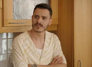 Giole Viola spielt Emilio Marino.    Dateiname: 2814600.jpg; :  fuer redaktionelle Zwecke und nur im Rahmen der Programmankuendigung verwendet werden. Spaetere Veroeffentlichungen sind nur nach Ruecksprache und ausdruecklicher Genehmigung der Seven.One Entertainment Group GmbH moeglich. Nicht fuer EPG! Verwendung nur mit vollstaendigem Copyrightvermerk. Das Foto darf nicht veraendert, bearbeitet und nur im Ganzen verwendet werden. Es darf nicht archiviert werden. Es darf nicht an Dritte weitergeleitet werden. Aneinanderreihung/Zusammenlegung/Kopplung von Bildern zum Zweck der Erstellung von Slide-Shows o.ä. nicht gestattet; Verbindung/Einfügen/Anfügen von Werbung nicht gestattet.  Bei Fragen: foto@seven.one Voraussetzung fuer die Verwendung dieser Programmdaten ist die Zustimmung zu den Allgemeinen Geschaeftsbedingungen der Presselounges der Sender der Seven.One Entertainment Group GmbH.