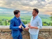 Bauernreporter Ralf Herrmann (r.) und Martin +++ Die Verwendung des sendungsbezogenen Materials ist nur mit dem Hinweis und Verlinkung auf RTL+ gestattet. +++