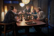 Nach einem erfolgreichen Meeting mit Herrn Lundahl feiern Frans (Nicolai Jørgenson), Birthe (Maria Rossing), Axel (Morten Hee Andersen), Lis (Sofie Torp) und Bosse (Henning Valin, v.l. ).