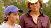 Regan (Zoe Naylor, r.) hat Mitleid mit der verarmten Familie von Chloe (Alycia Debnam Carey). Sie hilft ihr dabei, die Farm wieder auf Vordermann zu bringen.