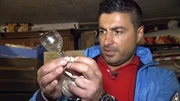 Sükrü hat in dem ganzen Chaos aus Müll und Trödel doch noch etwas brauchbares gefunden...