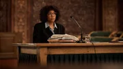 The Crash Folge 5 Trägt ihren Einsatz für die Wahrheit vor Gericht: Joy Delima als Asha Willems  Copyright: SRF/2022 Big Blue Production/Studiocanal GmbH