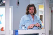 David (Diego Seyfarth) scheint einen versöhnlichen Schritt auf Tobias zuzugehen.