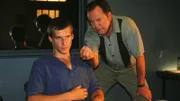 Kriminalhauptkommissar Stefan Kehler (Wolfgang Bathke, r.) verhört Jörg Helsing (Siegfried Teerporten). Was weiß Helsing über seinen ermordeten Chef Kuchel?