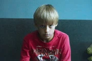 Theo (Noah Storm Otto) streitet ab, dass sein Vater Simon gewalttätig ist.