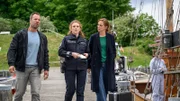 Ein Schipper hat auf dem Nachbarboot eine Leiche entdeckt. Die Hauptkommissare Lars Pöhlmann (Dominic Boeer, l.) und Karoline Joost (Nike Fuhrmann, 2.v.r.) erhalten von Polizeihauptmeisterin Paula Moorkamp (Stella Hinrichs, M.) erste Informationen: Der Tote war ein Weltenbummler und nicht in Deutschland gemeldet.