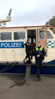 Patrouille im Küstenstreifenboot: Christian Jürgensen und Lara Šafar unterwegs im Revier.