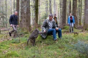 Eine entlaufene Paviandame stiftet Unruhe in Waldau. Wildtierexperte Kajo Winter (Jochen Schropp, Mitte) entschärft die Situation. Leo (Phillis Lara Lau), Lucy (Paulina Schnurrer, re.) und Philipp (Heikko Deutschmann, li.) staunen.
