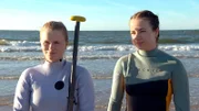 Insa und Ella jobben auf Norderney im Strandkiosk. Nach Feierabend lernen die beiden Stand-Up-Paddling in der Nordsee – trotz Wellengang!