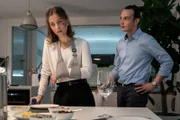 Sven Gebhardt (Alexander Wertmann, r.) macht seiner Freundin Sarah Liebert (Lea Freund, l.) eine Szene aus Eifersucht. Er denkt, dass sie sich schon früher mit ihrem ehemaligen Mitschüler getroffen hat.