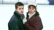 Jan (Benjamin Quaiser li.) und Elke (Monika Guthmann) gehen während Elkes Freigang Schlittschuh laufen. Sie kommen sich näher, auch wenn Elke sich nicht eingestehen will, dass sie etwas für Jan empfindet.