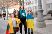 Monika da Silva und ihre Kinder am Unabhängigkeitstag Litauens