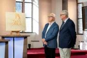 Handelt es sich hier um ein Original von Salvador Dali? Die Experten für Kunst auf Papier, von links: Dr. Herbert Giese (Kunsthistoriker, Wien) und Dr. Kurt Zeitler (Staatliche Graphische Sammlung, München).