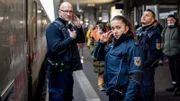 Kommissarin Julia Bauer und ihre Kollegen warten auf einen Zug, in dem ein Passagier ohne Fahrschein sein soll.