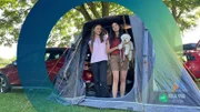 Kleinwagen mit Zeltanbau: Gekocht wird im Kofferraum, geschlafen im Zelt. So wird selbst ein Fiesta zum Campingmobil.