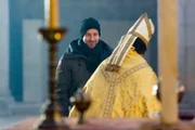 Regisseur Hannes Schuler gibt dem Darsteller von Bischof Burchard Spiel-Anweisungen.