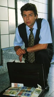 Kriminalkommissar Peter Wolniak (Uwe Fellensiek) findet in einem Schließfach einen Koffer mit Geld.