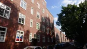 Der "Reichardt-Block“ des "Altonaer Spar und Bauvereins.“ Beinahe wäre die denkmalgeschützte Wohnanlage von 1929 nicht mehr zu retten gewesen - nun ist sie eine Baustelle. Weitere Fotos auf Anfrage.