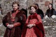 Henry VIII. (Ruairi O'Connor, l.); Katharina von Aragon (Charlotte Hope, r.)