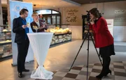 Natalie Döring (Lisa Jopt, re.) arbeitet seit einer Weile als Marketingexpertin für das Ehepaar Marion (Dana Golombek, 2.v.li.) und Harald Fecht (Jörg Pintsch, li.). Die beiden haben aus einer einzelnen Bäckerei ein kleines Bäckerimperium gemacht haben.