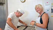 Daniela Cravero und ihr Bruder Guglielmo ‚ziehen‘ seit 40 Jahren die traditionsreichen piemontesischen Grissini von Hand.