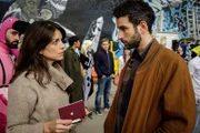 Katharina Hahn (Bianca Hein, l.) im Gespräch mit Farin Cetin (Mehmet Sözer, r.).