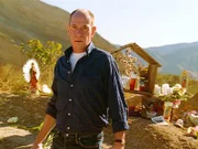 In Mexiko findet Dr. Macy (Miguel Ferrer) den Platz, wo der Frauenmörder die Leichen verscharrt hat.