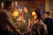 Birthe (Maria Rossing) tanzt mit ihrer Familie um den Weihnachtsbaum.