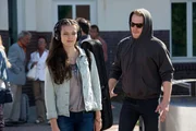 Die 18-jährige Geigerin Paula Blanck (Caroline Hartig, l.) wird an einem Bahnhof brutal überfallen. Ist der schwer erkennbare Täter Marco Fischer (Ben Münchow, r.).