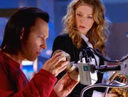 Dr. Nigel Townsend (Steve Valentine) und Devan Maguire (Jennifer Finnigan) suchen fieberhaft nach einem Anhaltspunkt: Wer hat das Baby ermordet?