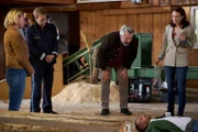 Pathologin Mai (Sina Wilke, r.) informiert die Kommissare Winter (Vanessa Eckart, l.) und Stadler (Dieter Fischer, 2.v.r.) sowie Polizeihauptmeister Mohr (Max Müller, 2.v.l.) über die ersten Untersuchungsergebnisse.