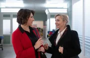Marion Fecht (Dana Golombek, re) ist ihrer Marketingexpertin Natalie Döring (Lisa Jopt, li.) unendlich dankbar, dass sie Marions Mann in die Klinik gebracht hat. Überhaupt ist Natalie ein Segen für die Firma.